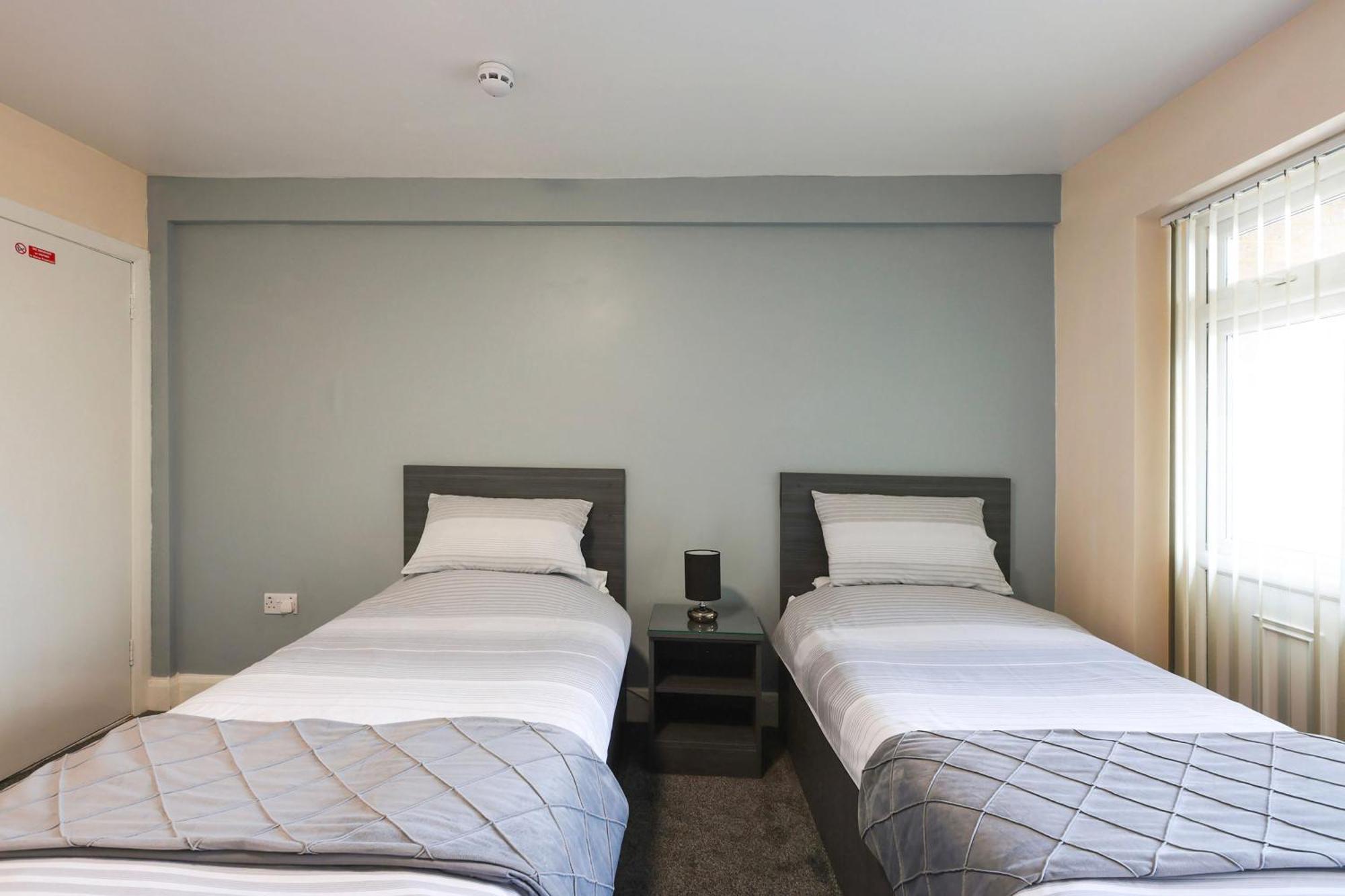 Oyo Honeycroft Lodge Uxbridge Esterno foto